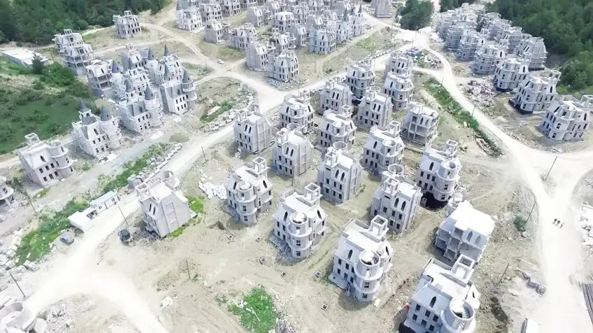 MEDICINA ONLINE Burj Al Bolu castle Turchia la città costruisce 700 castelli ma rimangono invenduti zona disabitata