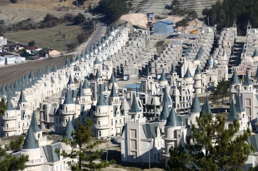 MEDICINA ONLINE Burj Al Bolu castle Turchia la città costruisce 700 castelli ma rimangono invenduti zona disabitata