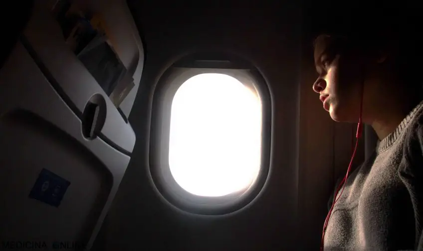 MEDICINA ONLINE AEREO AEROPLANO COSA FARE DISASTRO TRAGEDIA INCIDENTE POSSO ACCENDERE CELLULARE TELEFONO TELEFONINO SMARTPHONE COMPUTER PC SICUREZZA MODALITA AEREO TELEFONARE CATASTROPHE AIRPLANE DISASTER