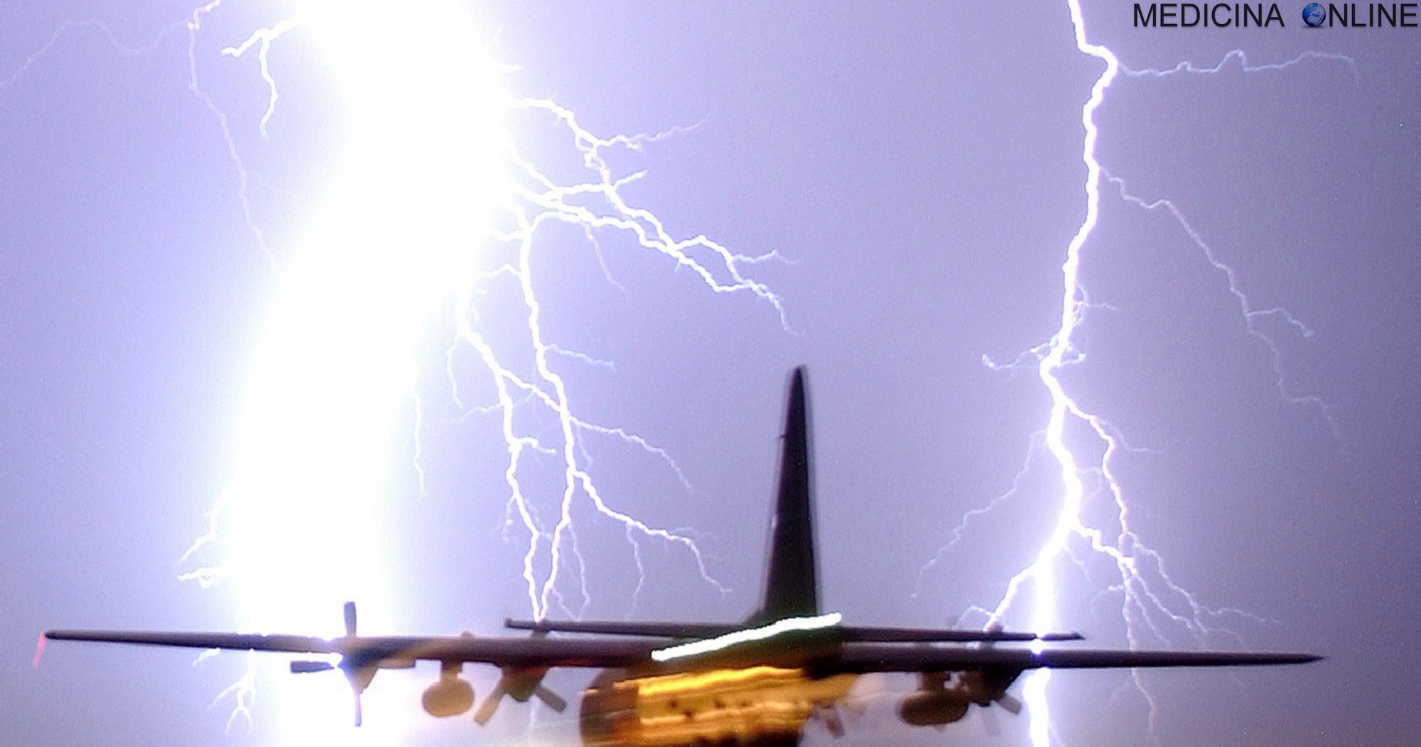 Cosa succede quando l’aereo su cui stai viaggiando viene colpito da un