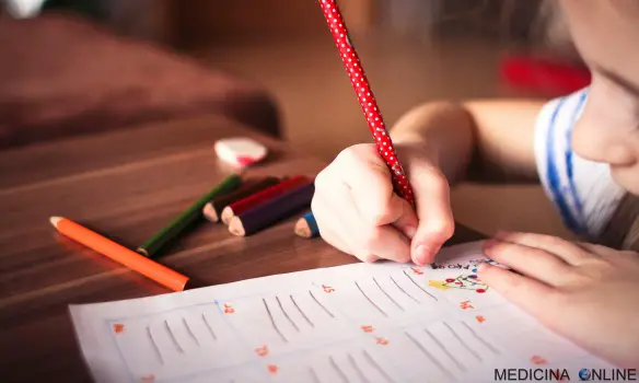 MEDICINA ONLINE BAMBINO BIMBO SCUOLA DISEGNO SCUOLA APPRENDIMENTO AUTISMO INTELLIGENZA RITARDO MENTALE SCRIVERE COLORI INSEGNANTE MAESTRA DEFICIT INTELLETTIVO