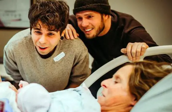 MEDICINA ONLINE A 61 anni partorisce una bimba per il figlio gay È il dono di una madre.jpg