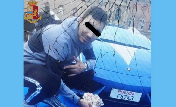 MEDICINA ONLINE Spacciatori fanno selfie davanti a Lamborghini a festa della Polizia ma il cane antidroga se ne accorge.jpg