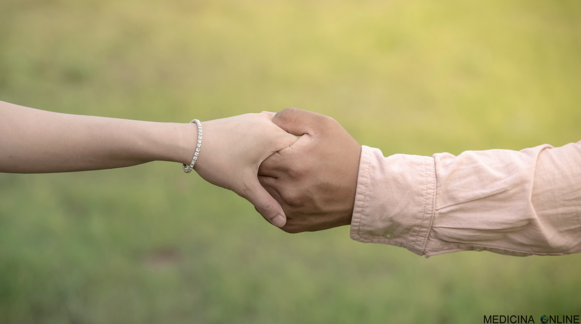 MEDICINA ONLINE Lei muore di tumore e lui si uccide in ospedale Ti amo, ti sto per raggiungere POLICLINICO GEMELLI ROMA AMORE AIUTO COPPIA FIDANZATI MATRIMONIO MORTE TRISTE mano nella mano