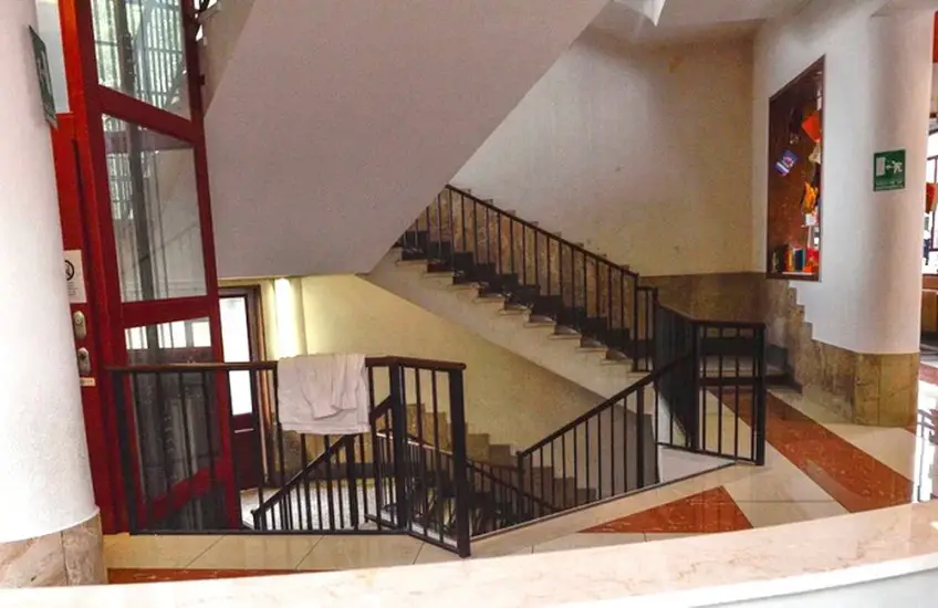 MEDICINA ONLINE Bambino di 6 anni cade dalla tromba delle scale a scuola è gravissimo