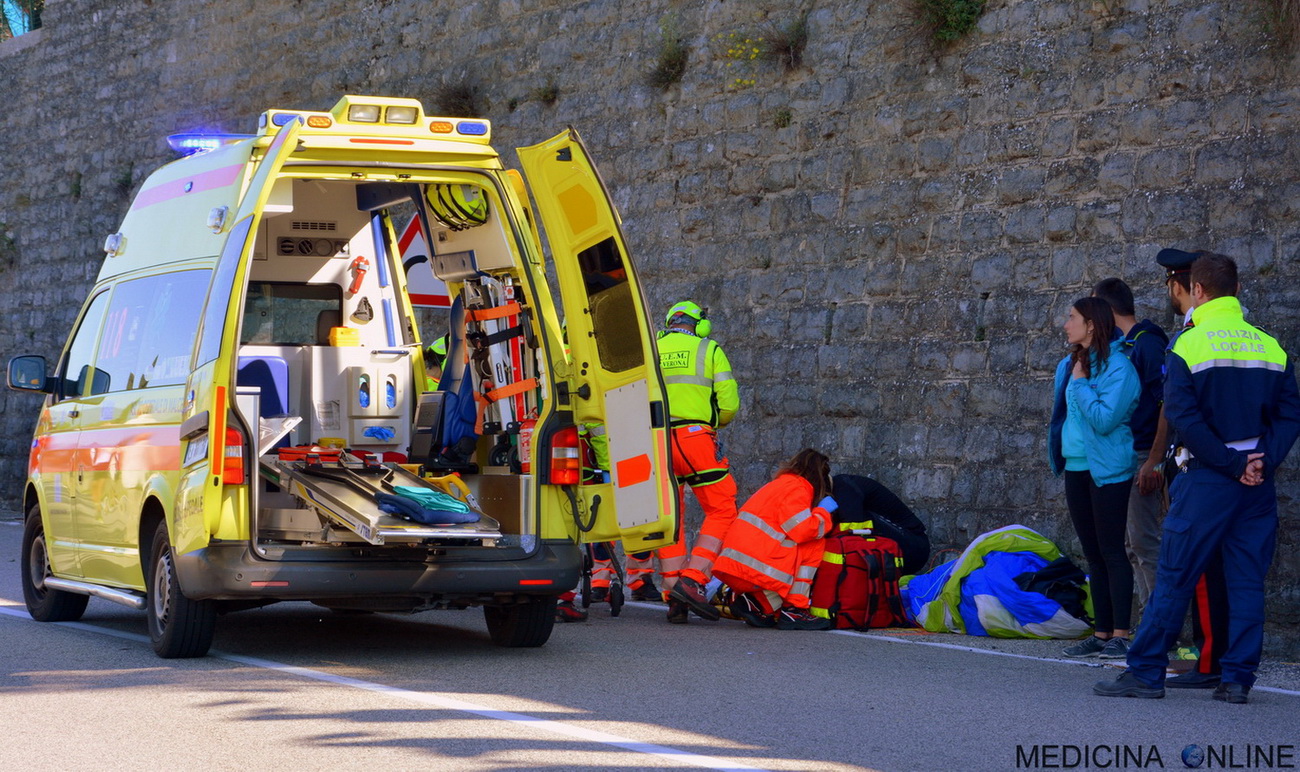 MEDICINA ONLINE AMBULANZA URGENZA EMERGENZA INCOSCIENZA TRAUMA POLITRAUMA INCIDENTE STRADALE 118 PARAMEDICO INTERVENTO PRONTO SOCCORSO RIANIMAZIONE MASSAGGIO CARDIACO RESPIRAZIONE BOCCA DEFIBRILLATORE.