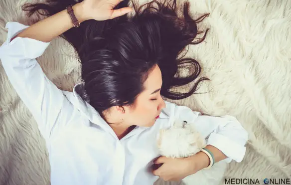 MEDICINA ONLINE DORMIRE SONNO SONNOLENZA INSONNIA DONNA DIVANO FIORI POMERIGGIO GIORNO LUCE MELATONINA SONNELLINO POMERIDIANO RIPOSO STANCHEZZA ESAURIMENTO MENTALE TRISTE NEVRASTENIA PSICHIATRIA ANSIA DEPRESSIONE.jpg