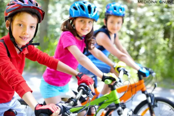 MEDICINA ONLINE BAMBINO BAMBINI IN BICICLETTA BICI MOUNTAIN BIKE CHE FANNO SPORT NELLA NATURA SPORTIVI CICLISMO ASMA BRONCHIALE GARA CORSA VELOCITA PIANTE OSSIGENO.jpg