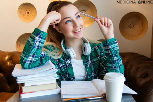 MEDICINA ONLINE GIOVANE RAGAZZA CHE STUDIA SCUOLA COMPITI PENSARE REGIONARE FELICITA STUDIARE STUDENTE DI SCUOLA LICEO SCRIVANIA QUADERNI SCRIVERE SCRITTURA IDEA FELICITA SORRISO AMICA ADOLESCENTE.jpg