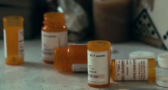 MEDICINA ONLINE JOKER 2019 FARMACI ASSUME FENELZINA Phenelzine ANTIDEPRESSIVO ANSIOLITICO DIPOLARE PANICO  antidepressant anxiolitic JOAQUIN PHOENIX RISATA INCONTROLLABILE MALATTIA SPIEGAZIONE MEDICA PSICHIATRIA FILM CINEMA.jpg