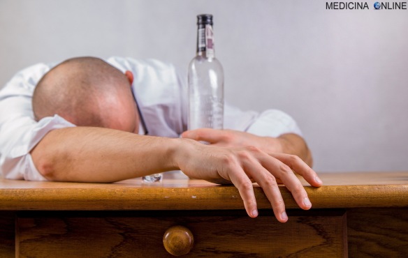 MEDICINA ONLINE ALCOLISTA CHE BEVE ALCOL ALCOHOL ALCOLICO ETANOLO ALCOLISMO TOSSICODIPENDENZA TABACCO ABUSO SOSTANZA DIPENDENZA ALCOLISTI ANONIMI TERAPIA PSICOTERAPIA.jpg