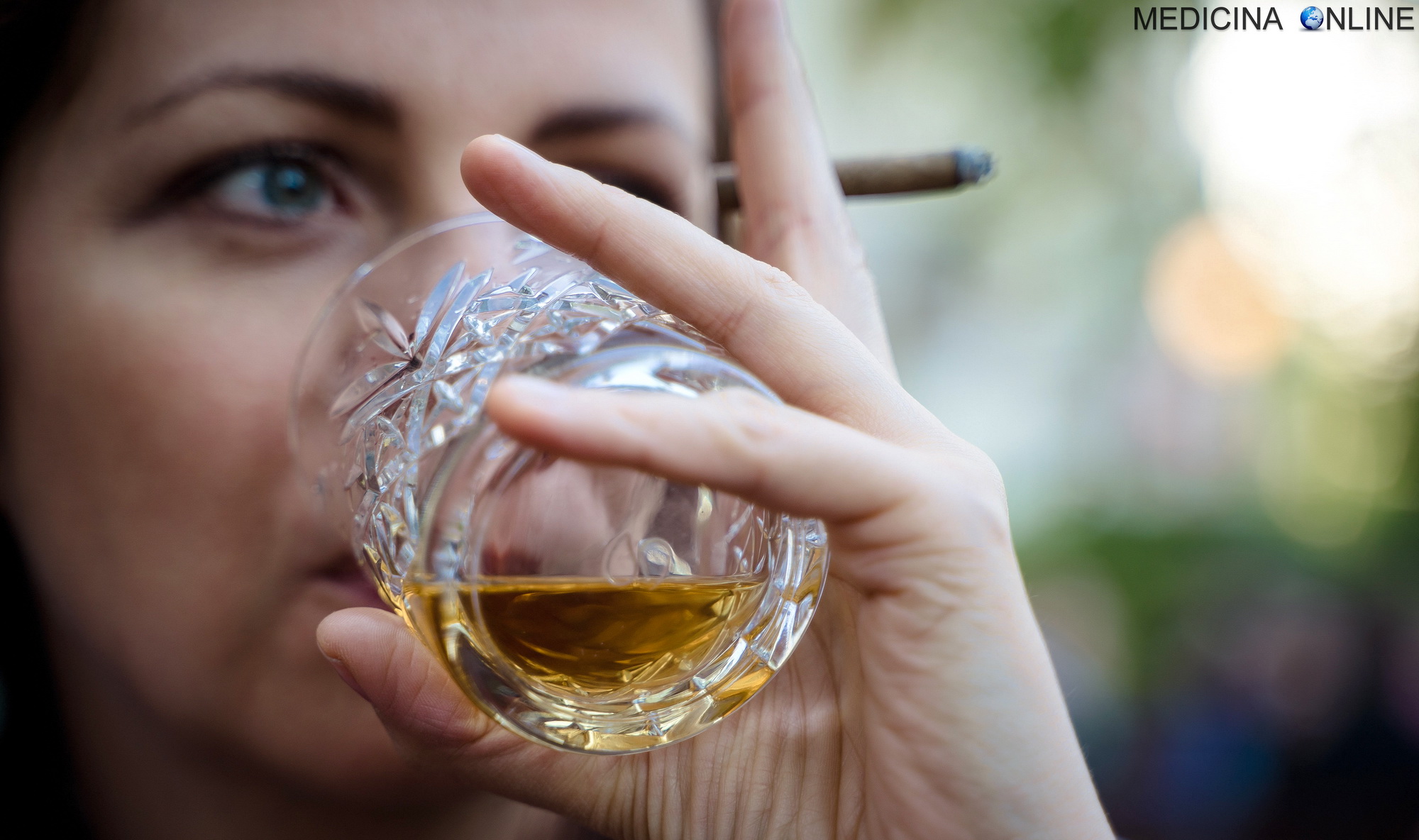 MEDICINA ONLINE DONNA RAGAZZA ALCOLISTA CHE BEVE ALCOL ALCOLICO ETANOLO ALCOLISMO FUMA SIGARO SIGARETTA NICOTINA TABAGISMO TOSSICODIPENDENZA TABACCO ABUSO SOSTANZA DIPENDENZA.jpg