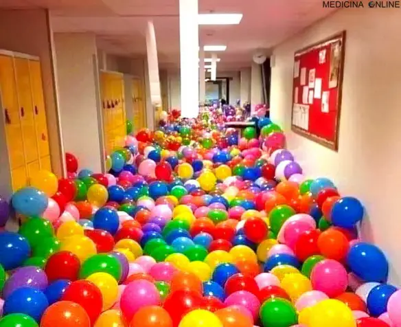 medicina-online-maestro-professore-porta-a-scuola-palloncini-studenti-scrivere-nome-felicita-condivisione-aforisma-storia-favola-insegnamento-amore-palloni-amicizia