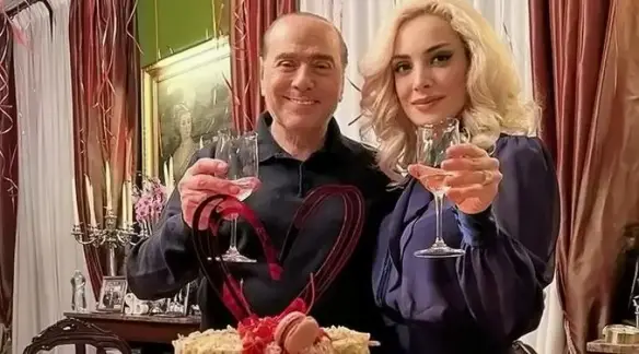 MEDICINA ONLINE EMILIO ALESSIO LOIACONO SILVIO BERLUSCONI ANZIANO 86 INCINTA GRAVIDANZA ANDROPAUSA MENOPAUSA VECCHIO GIOVANE MARTA FASCINA 32 ANNI GIOVANE MATRIMONIO FOTO TORTA BRINDISI