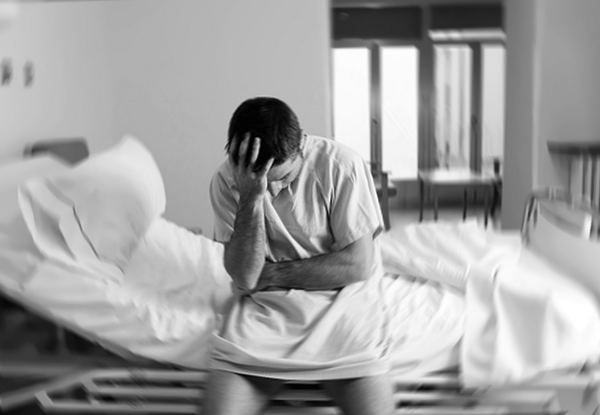 DOTT. EMILIO ALESSIO LOIACONO MEDICO CHIRURGO DIRETTORE MEDICINA ONLINE OSPEDALE PRONTO SOCCORSO PAZIENTE SUL LETTINO TRISTE MALATTIA TERMINALE DEPRESSIONE MORTE STANCHEZZA DISPERAZIONE COMA GRAVE