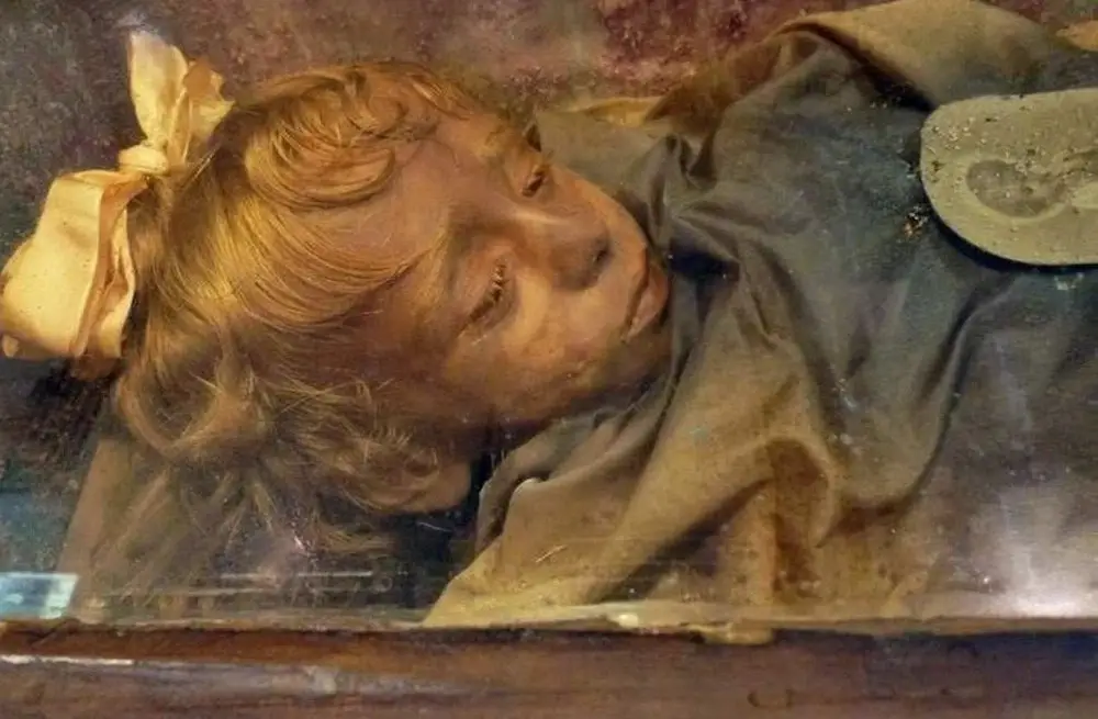 MEDICINA ONLINE EMILIO ALESSIO LOIACONO MEDICO CHIRURGO ROSALIA LOMBARDO OCCHI APRONO MUMMIA IMBALSAMAZIONE PALERMO SICILIA