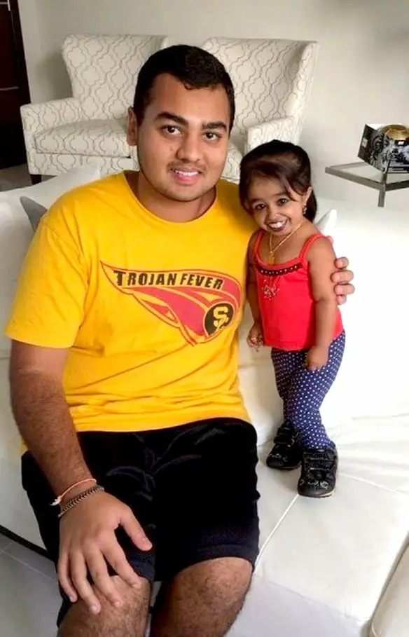 MEDICINA ONLINE EMILIO ALESSIO LOIACONO MEDICO CHIRURGO INDIANA JYOTI AMGE DONNA PIU PICCOLA DEL MONDO RECORD ALTEZZA ACONDROPLASIA NANISMO FOTO CON MARITO