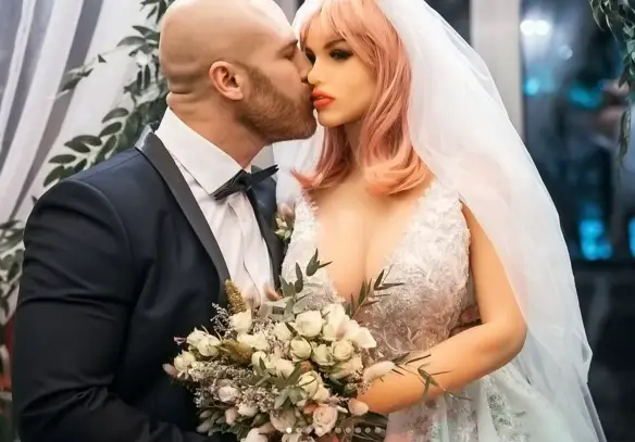 MEDICINA ONLINE bodybuilder kazako Yuri Tolochko Margo sex doll sposa bambola gonfiabile dipendenza sessuale Instagram