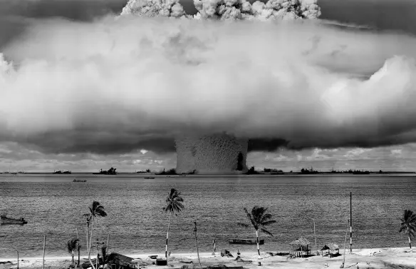 MEDICINA ONLINE EMILIO ALESSIO LOIACONO ESPLOSIONE ATOMICA BOMBA ATOMICA FUNGO ATOMICO NEL MARE RADIAZIONI AVVELENAMENTO MORTE GUERRA CENTRALE NUCLEARE DISASTRO