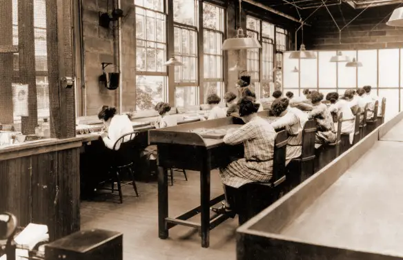 MEDICINA ONLINE EMILIO ALESSIO LOIACONO RAGAZZE DEL RADIO RADIUM GIRL STORIA FILM ESPLOSIONE ATOMICA BOMBA ATOMICA FUNGO ATOMICO NEL MARE RADIAZIONI AVVELENAMENTO MORTE GUERRA CENTRALE NUCLEARE DISASTRO